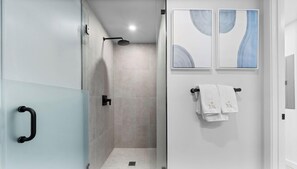 Shower, hair dryer, shampoo - 501 First | Modern Studio in Downtown Miami (Miami)