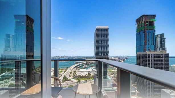 Un grattacielo con vista su una marina e altri edifici.
