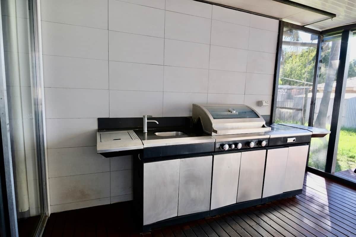 Coffee/tea maker, electric kettle, lobster pot, dining tables
