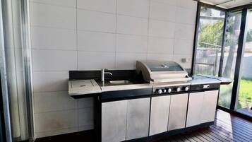 Coffee/tea maker, electric kettle, lobster pot, dining tables