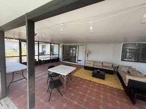 Outdoor dining - Lovely 3-bedroom house with pool in Cape Coral perfect for your getaway (Cape Coral)