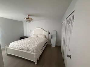 Room - Lovely 3-bedroom house with pool in Cape Coral perfect for your getaway (Cape Coral)