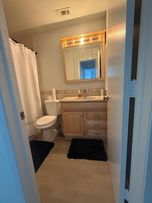 Shower, towels, toilet paper - Lovely 3-bedroom house with pool in Cape Coral perfect for your getaway (Cape Coral)