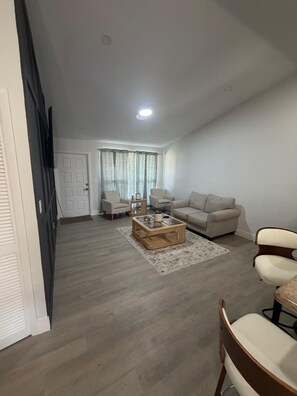 Smart TV - Lovely 3-bedroom house with pool in Cape Coral perfect for your getaway (Cape Coral)