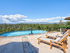 Pool - New! Yosemite Starsong with pool/hot tub/EV/huge views (Coarsegold)