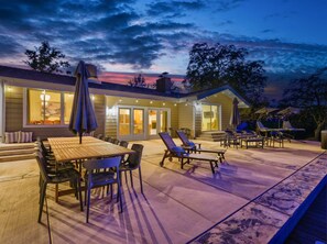 Outdoor dining - New! Yosemite Starsong with pool/hot tub/EV/huge views (Coarsegold)
