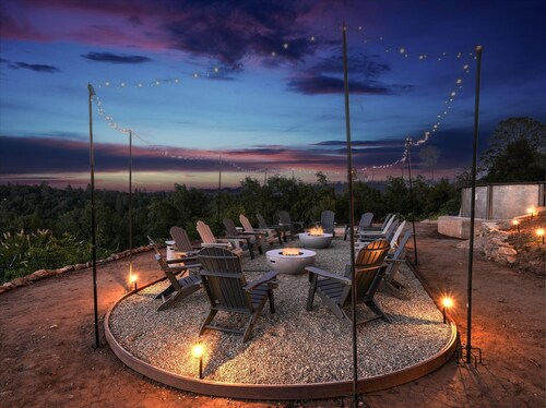 New! Yosemite Starsong with pool/hot tub/EV/huge views