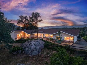 Exterior - New! Yosemite Starsong with pool/hot tub/EV/huge views (Coarsegold)