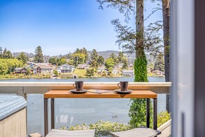 Outdoor dining - New! Devils Lake Hideaway | Hot Tub | 3BD Sleeps 9 (Lincoln City)