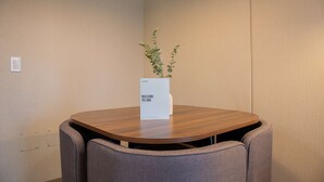 A round table with a wooden top and a white sign on it. - w Lovely 1BR w Swimming Pool in San Isidro (Lima)