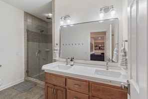 Douche, séchoir à cheveux, serviettes fournies, savon