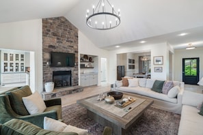 Smart TV, fireplace, books - Breathtaking Norris Lake Escape NEW Spacious 6BR Lakefront Home w/ Private Dock (Jacksboro)