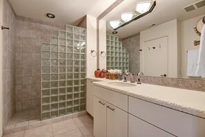 Shower, hair dryer, towels, soap - Stunning Lakefront Palm Valley Condo! Unbeatable Views! (Palm Desert)