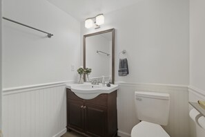Douche, sèche-cheveux, serviettes fournies, savon