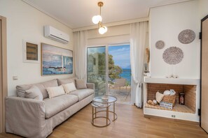 TV - Aura Seaside Apartment - 5 min Walk to Melissani Lake (Karavomylos)