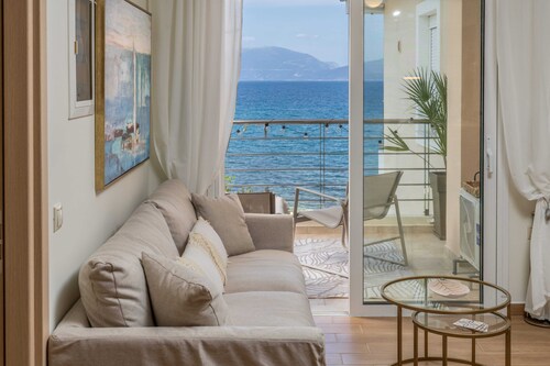 Aura Seaside Apartment - 5 min Walk to Melissani Lake