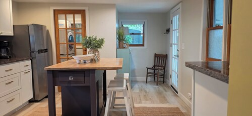 Salty Fin Cottage in Promise Land, Walk to Downtown