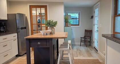 Salty Fin Cottage in Promise Land, Walk to Downtown
