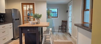 Salty Fin Cottage in Promise Land, Walk to Downtown