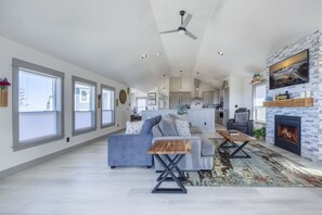 Smart TV, fireplace - Lincoln City | Two Decks | Ocean Views | Hot Tub (Lincoln City)