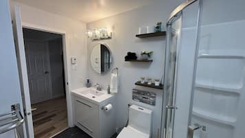Bidet, toallas, jabón, shampoo