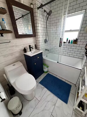 Ein Badezimmer mit Toilette, Waschbecken, Dusche und Badewanne.