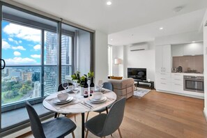 Dining - Spectacular Views - Bright Spacious CBD Sky Escape (Melbourne)