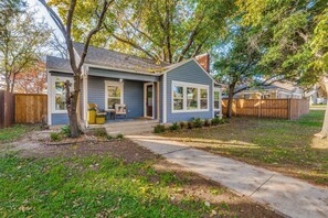Exterior - The Blue Bungalow on North-4 Mins to AT&T Stadium (Arlington)