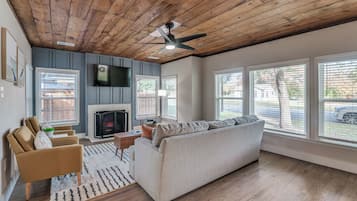 Smart TV, fireplace