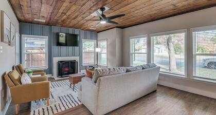The Blue Bungalow on North-4 Mins to AT&T Stadium