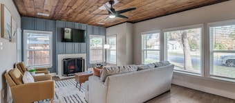 The Blue Bungalow on North-4 Mins to AT&T Stadium