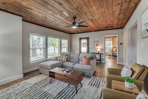 The Blue Bungalow on North-4 Mins to AT&T Stadium