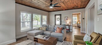 The Blue Bungalow on North-4 Mins to AT&T Stadium