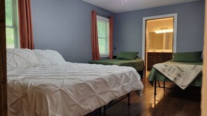 3 Schlafzimmer, Schreibtisch, Bügeleisen/Bügelbrett, Reisekinderbett
