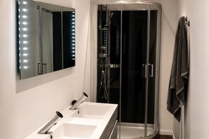 Secadora de cabello, jabón, papel de baño