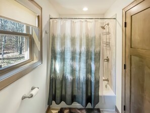 Shower, towels - Enjoy lakeside bliss at Lakeside Lookout in Butternut, WI—perfect for family fun! (Butternut)