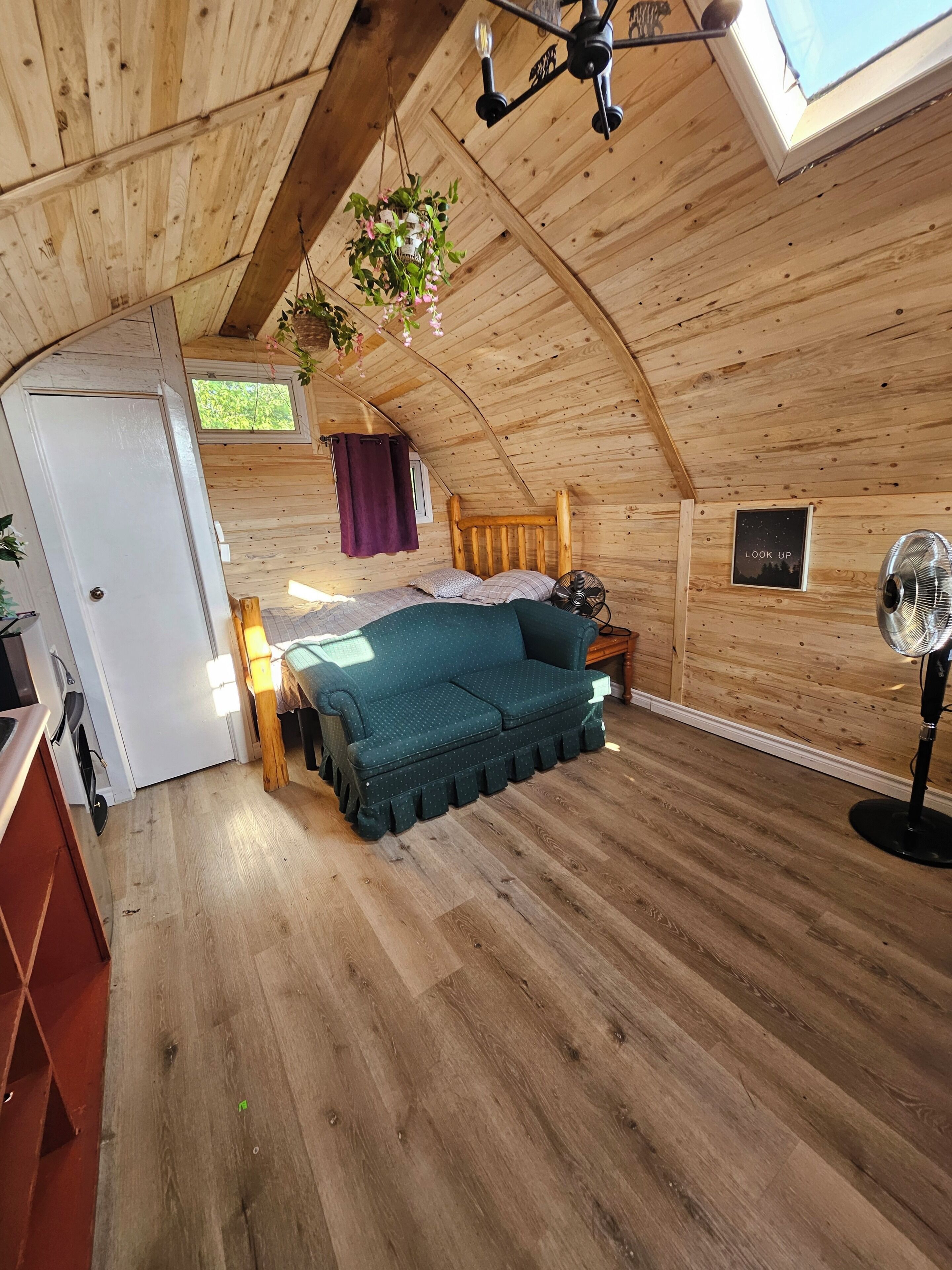 Steps To The Sturgeon Lake.  Cozy  Bachelor Cabin For 2 People. - Lindsay