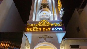 A hotel entrance with a grand archway, a chandelier, and a sign reading 'QUEEN T&T HOTEL'. - Queen T and T Dalat (Da Lat)