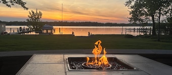 WATERFRONT, PIER, HOT TUB, FIRE TABLE, KAYAKS, AIR HOCKEY, 1 LEVEL