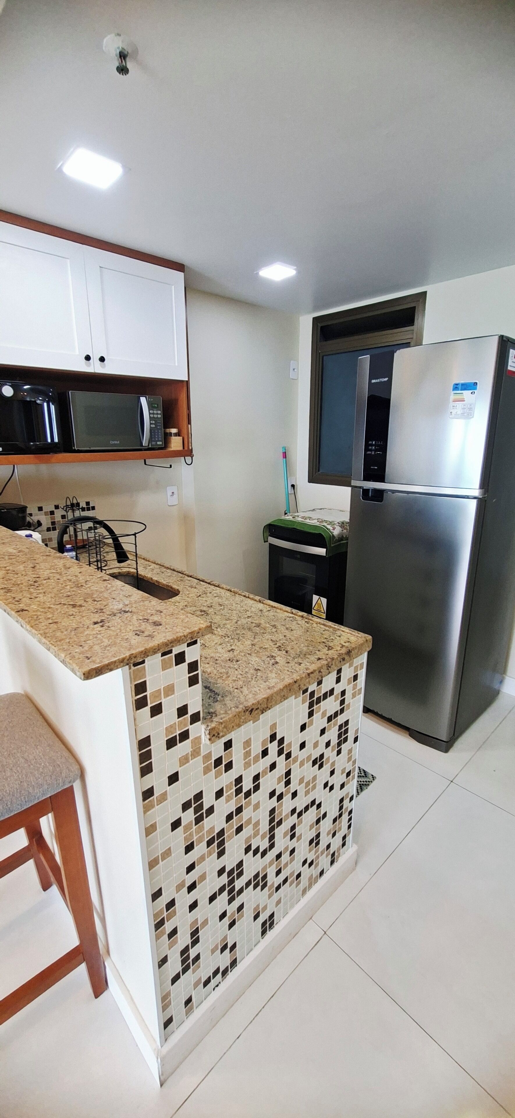 Geladeira, micro-ondas, fogão, cooktop