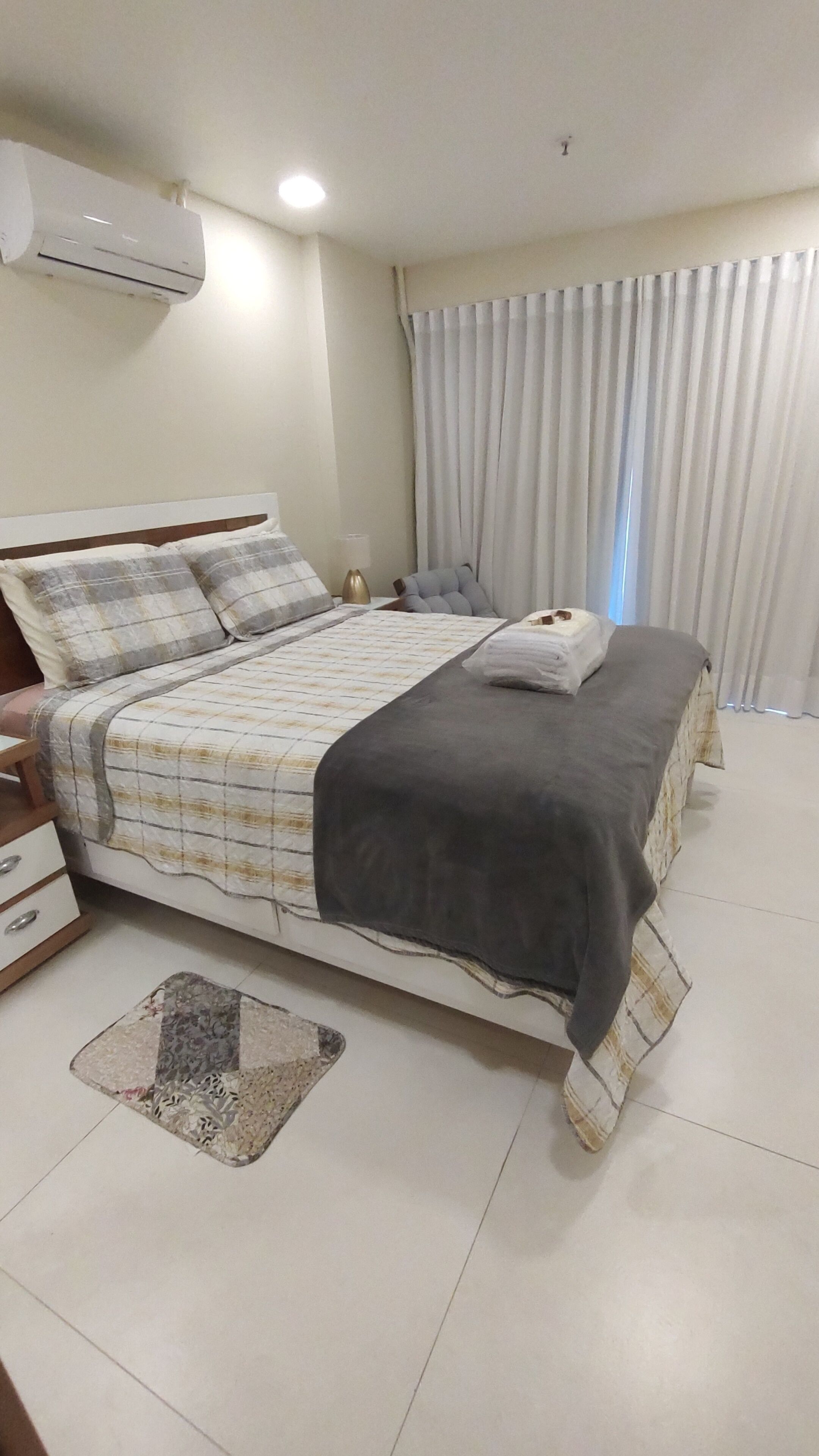 1 quarto, cofres nos quartos, ferros/tábuas de passar roupa
