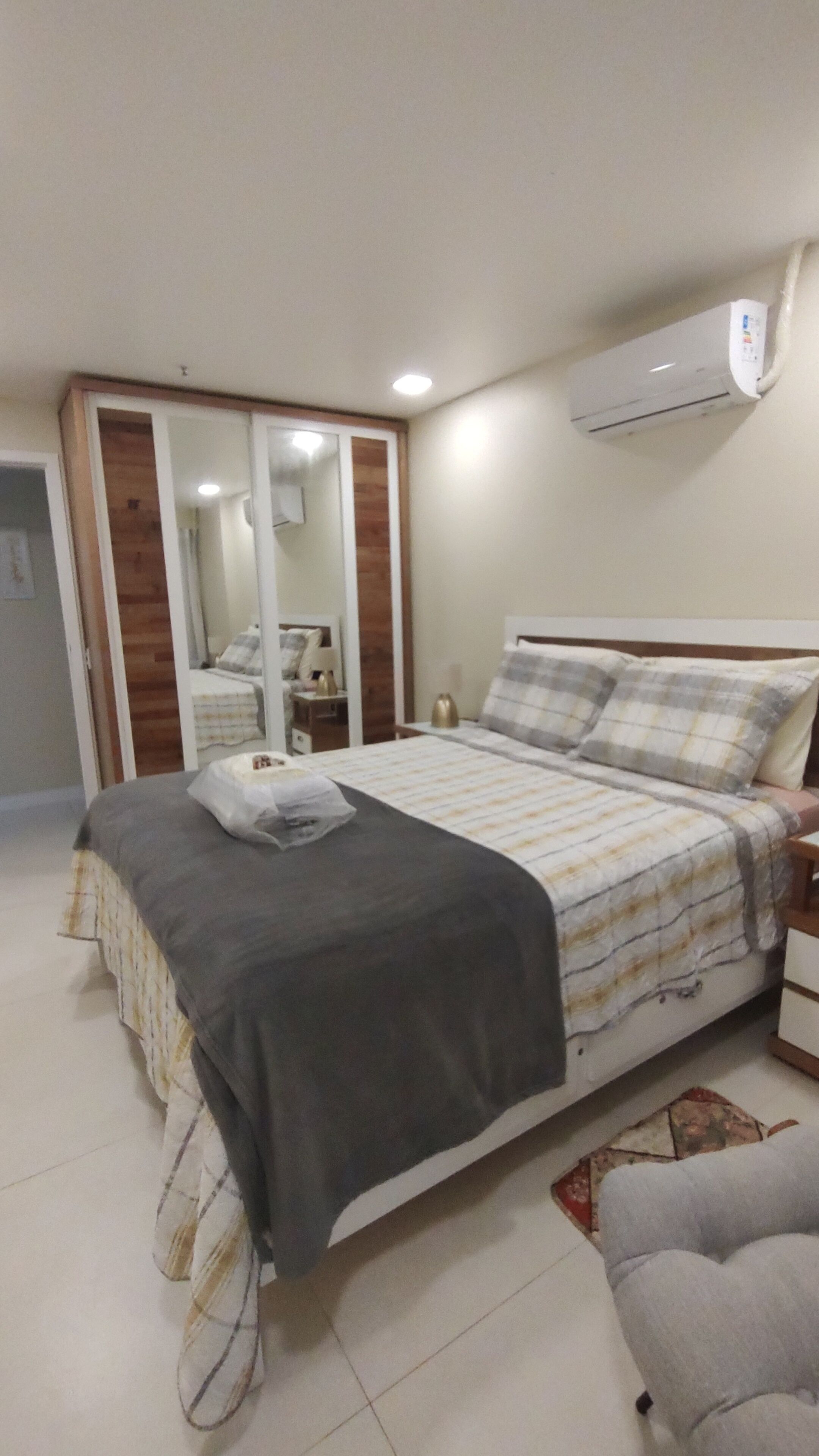 1 quarto, cofres nos quartos, ferros/tábuas de passar roupa