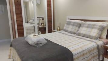 1 quarto, cofres nos quartos, ferros/tábuas de passar roupa