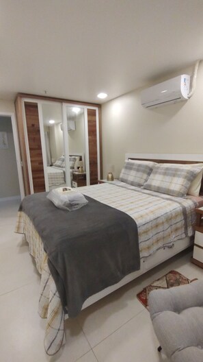 1 quarto, cofres nos quartos, ferros/tábuas de passar roupa