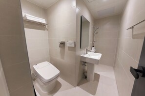 Habitación básica doble | Baño | Bañera y ducha independientes y artículos de higiene personal gratuitos