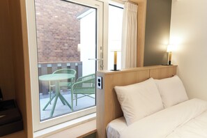 Comfort Double Room, 1 Katil Ratu (Queen), Non Smoking, Balcony | Meja, Wi-fi percuma 