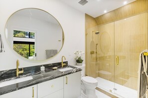 Dusche, Haartrockner, Handtücher, Seife