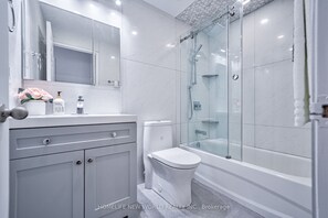Bathroom - Luxury specious condo at center of downtown Toronto (Toronto)