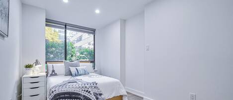 Iron/ironing board, WiFi, bed sheets