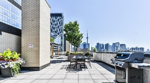 Outdoor dining - Luxury specious condo at center of downtown Toronto (Toronto)